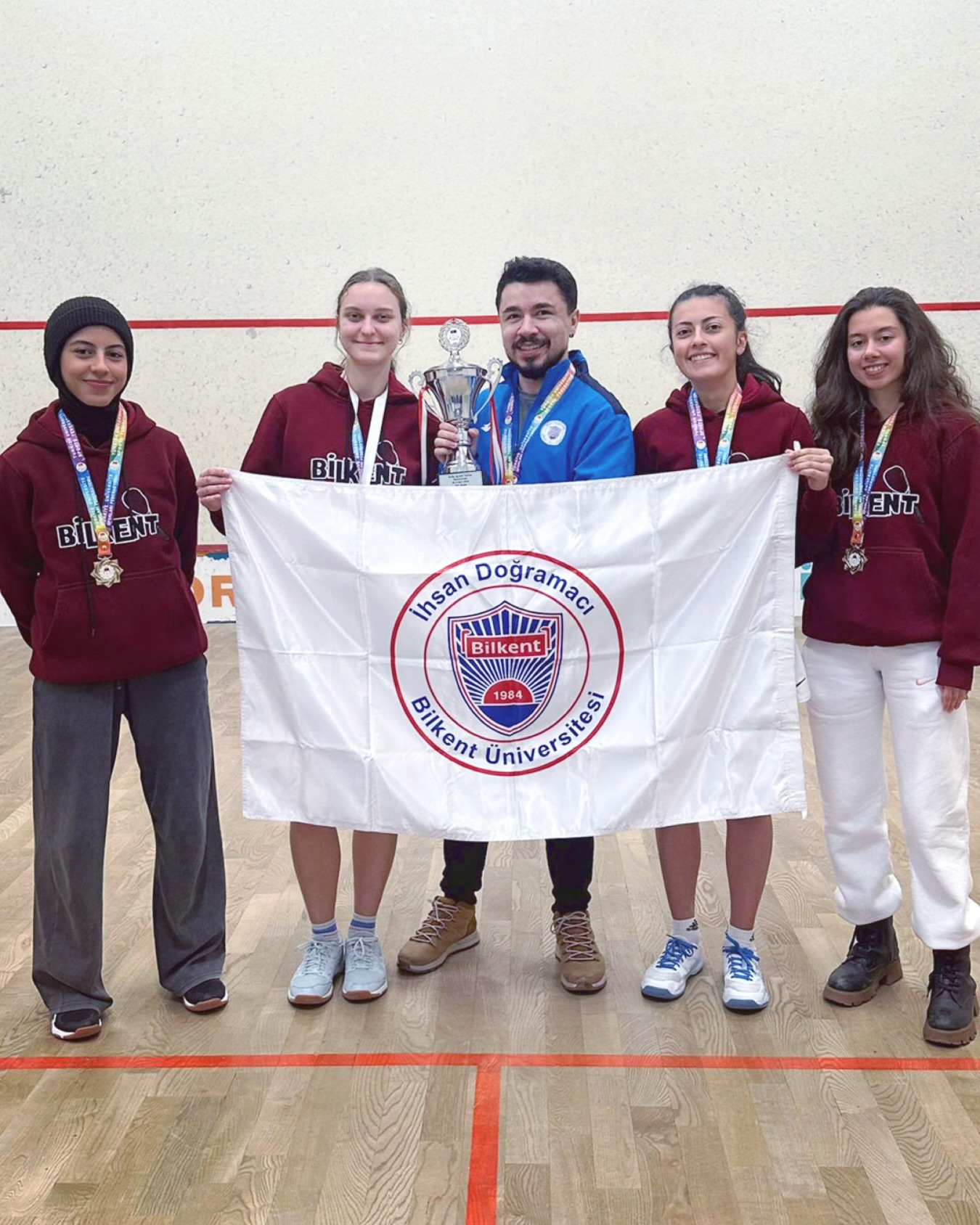 Türkiye Üniversitelerarası Squash Şampiyonası’nda Bilkent Kadın Takımı Türkiye birincisi oldu. 🥇

Soldan sağa öğrencilerimiz: Khadija Abdellatif, Azra Acar, İrem Cansu Bilgin, Arzu Kaşıkcı

#bilkent #bilkentuniversity #bilkentüniversitesi #sports #sportslife 

The Bilkent Women’s Team finished the Interuniversity Squash Championship in first place to become the national champions.🥇

From left to right, our students: Khadija Abdellatif, Azra Acar, İrem Cansu Bilgin, Arzu Kaşıkcı