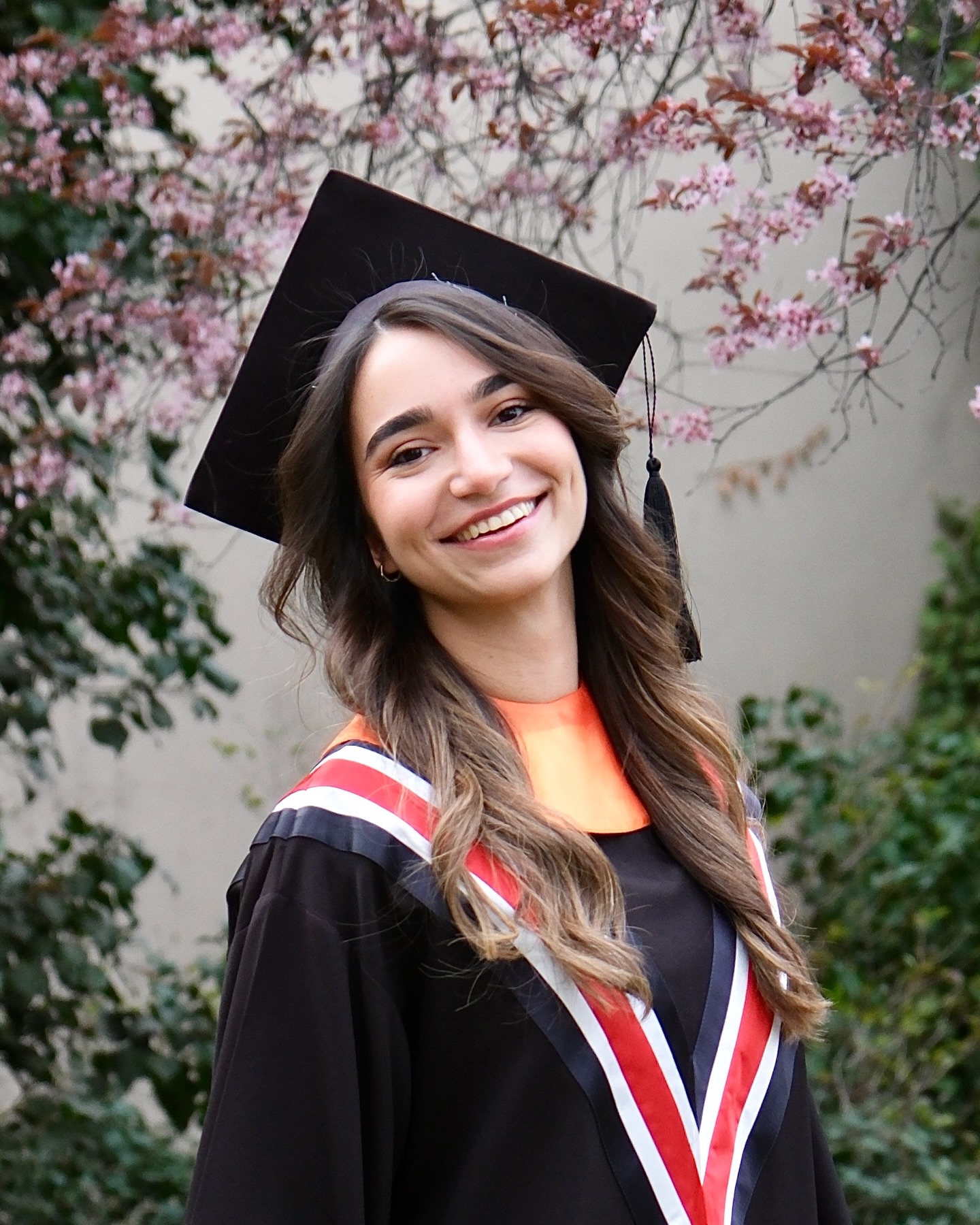 Bilkent’i Bilkent yapanların hikâyelerini paylaşabilmek için mezuniyet sınıfına sorular soruyoruz. #MezuniyetRüzgarı serimizde, kampüs içinde geziyoruz. 🎓✨
.
1. Üniversitede edindiğiniz deneyimler ışığında yeni öğrencilere neler önerirsiniz?
2. Bilkent’te şu ana kadar yaşadıklarınızı üç kelimeyle tanımlar mısınız?
3. Kampüste en çok sevdiğiniz yer

Makine Mühendisliği Bölümü’nden Dicle Sivri’nin cevaplarını sizlerle paylaşıyoruz.

1. Herkesin kendi hızında ilerlediğini unutmamaları gerektiğini düşünüyorum. Üniversite bir yarış değil; önemli olan başkalarını geçmekten çok kendi gelişiminizi görebilmek. Bu nedenle kendilerini tek bir alana sınırlandırmamalarını ve ilgi duydukları farklı alanları keşfetmek için cesur davranmalarını öneririm. Ayrıca kaybetmekten ve hata yapmaktan korkmasınlar. Çünkü üniversite, kendinizi tanıdığınız ve ne istediğinizi keşfettiğiniz bir süreç.
2. Dayanıklılık, Dostluk, Özgüven
3. EB107, Makine Mühendisliği Topluluğu Odası

#mezunlarımızlagururduyuyoruz #bilkentliyiz #bilkentüniversitesi #bilkentuniversity