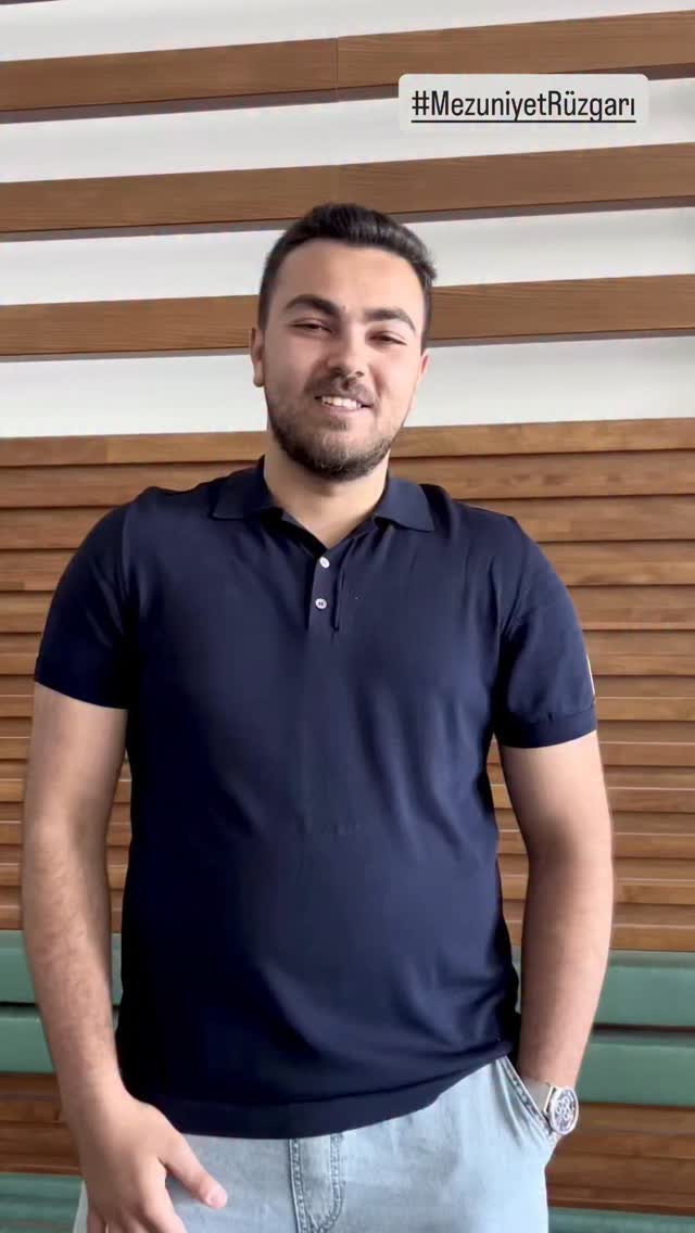 Bilkent’i Bilkent yapanların hikâyelerini paylaşabilmek için mezuniyet sınıfına sorular soruyoruz. #MezuniyetRüzgarı serimizde, kampüs içinde geziyoruz. 🎓✨
.
1. Üniversitede edindiğiniz deneyimler ışığında yeni öğrencilere neler önerirsiniz?
2. Bilkent’te şu ana kadar yaşadıklarınızı üç kelimeyle tanımlar mısınız?
3. Kampüste en çok sevdiğiniz yer?

Elektrik-Elektronik Mühendisliği’nden Ekrem Göktuğ Öz’ün cevaplarını sizlerle paylaşıyoruz.

#mezunlarımızlagururduyuyoruz #bilkentliyiz #bilkentüniversitesi #bilkentuniversity