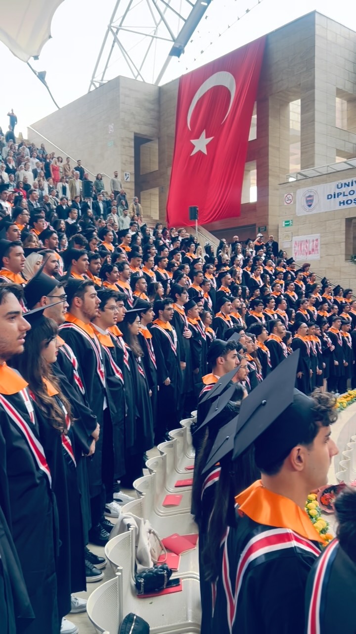Mezuniyet coşkusu devam ediyor! 🎉
Bilkent Üniversitesi 38. Mezuniyet Töreni’nin ikinci gününe hoş geldiniz! 🎓✨ 
2026 mezunlarımızı kutluyor, yeni yolculuklarında başarılar diliyoruz. #Bilkent26

#bilkentüniversitesi #mezunlarımızlagururduyuyoruz #bilkent