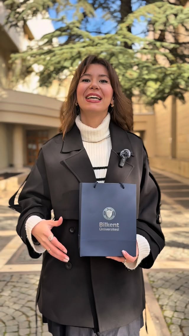 2026 için dilek piyangosu hazırladık, şansı öğrencilerimize bıraktık. Sürpriz notlar ve eşlik eden kahkahalar, yeni yılın enerjisini şimdiden getirdi. 

Tüm Bilkentlilere hayallerinin gerçekleştiği harika bir yıl dileriz. ❤️💙

#bilkent #bilkentuniversity #bilkentüniversitesi #Bilkent2026Wishes
#NewYearNewDreams

For 2026, we prepared a wish lottery and let our students take their chances.

The surprise notes and the laughter that followed have already brought the energy of the new year.

We wish all Bilkenters a wonderful year where dreams come true. ❤️💙