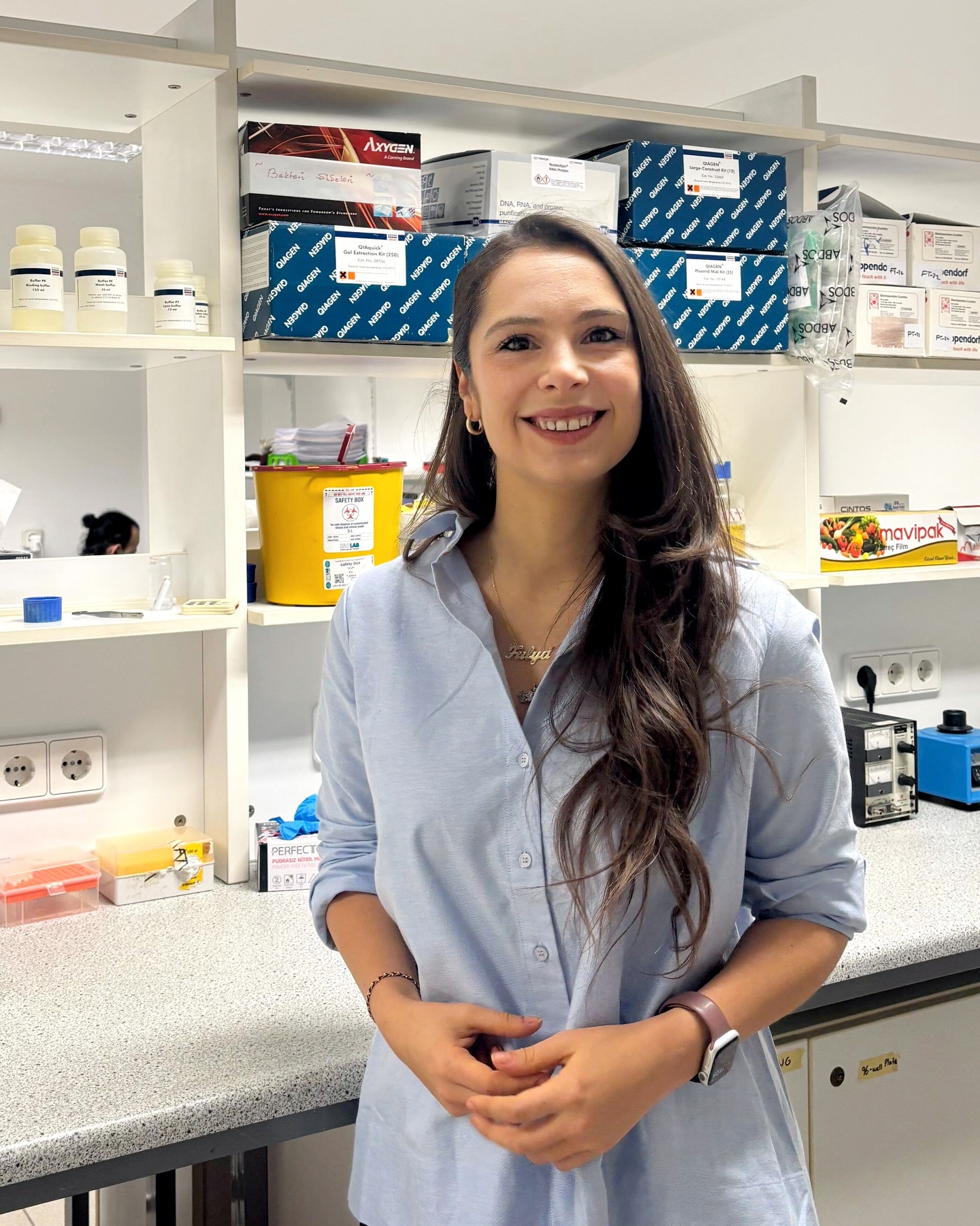 Moleküler Biyoloji ve Genetik Bölümü’nden Dr. Öğr. Üyesi Fulya Türker, nörodejeneratif hastalıklar üzerine yürüttüğü araştırmaları için Uluslararası Genetik Mühendisliği ve Biyoteknoloji Merkezi’nin (ICGEB) CRP Erken Kariyer Dönüş Desteği 2025 kapsamında fon almaya hak kazandı.
Projesi, Huntington hastalığının ilerleyişinde rol oynayan nöronal membran proteazomu (NMP) üzerine odaklanıyor ve yeni biyobelirteçler ile tedavi hedeflerinin geliştirilmesine katkı sağlamayı amaçlıyor. 🧬

#BilkentUniversity #ICGEB #Research #Science #Genetics

Asst. Prof. Fulya Türker of the Department of Molecular Biology and Genetics has been awarded funding under the ICGEB-CRP Early Career Return Grant 2025 for her research on neurodegenerative diseases.
Her project focuses on the neuronal membrane proteasome (NMP), a protein degradation mechanism implicated in the progression of Huntington’s disease, and aims to contribute to the development of novel biomarkers and therapeutic targets. 🧬