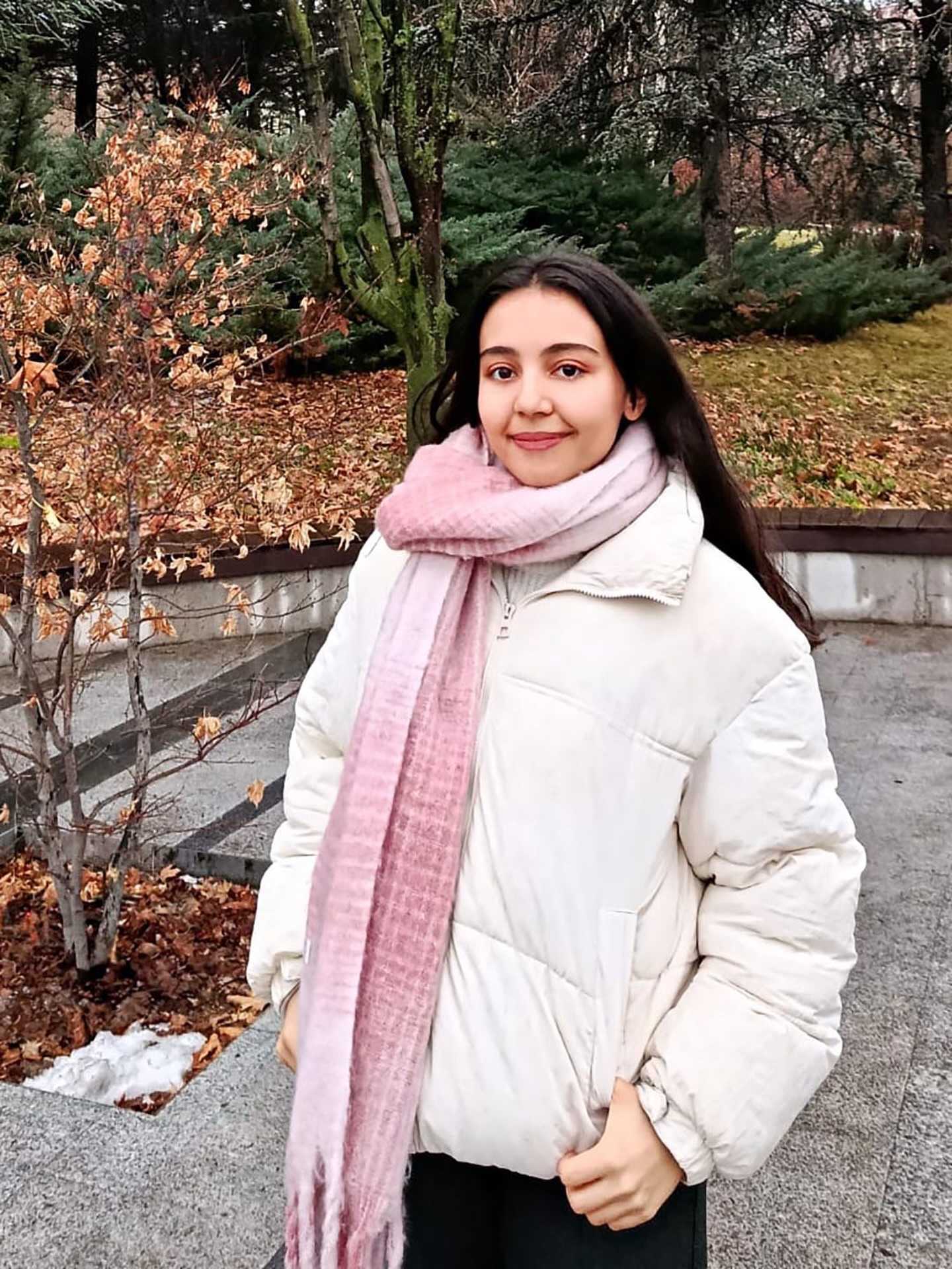 Öğrencilerimize, bugüne dek aldıkları en iyi kariyer tavsiyesini sorduk.

Meliha Ulamış, Elektrik - Elektronik Mühendisliği Bölümü, 3. sınıf
Bugüne dek aldığım en iyi kariyer tavsiyelerinden birini bana annem verdi. Tavsiye şuydu: “Sorunlarla dans et.” Kulağa basit gelebilir ama karşılaştığım pek çok zor durumda bana gerçekten yardımcı oldu. Bu söz, karşıma çıkan güçlüklerle eğlenmem gerektiğini bana hatırlatıyor.
Özellikle kariyer yolculuğumun ilk adımı olan Elektrik - Elektronik Mühendisliğine başladığımdan beri yeni ve zorlayıcı birçok kavramla karşılaştım. Bu süreçte kendime bu sözleri sık sık tekrarladım. Bir şeyler karışık hissettirdiğinde paniklemek yerine durup nefes alıyor ve kendime şunu söylüyorum: “Tamam, şimdi bununla dans etme zamanı.”

28. Kariyer Fuarı, 17-18 Şubat 2026 tarihlerinde saat 10.00-17.00 saatleri arasında Merkez Spor Salonu’nda gerçekleştirilecek.

#bilkent #bilkentüniversitesi #bilkentuniversity #bilkentliyim #kariyer