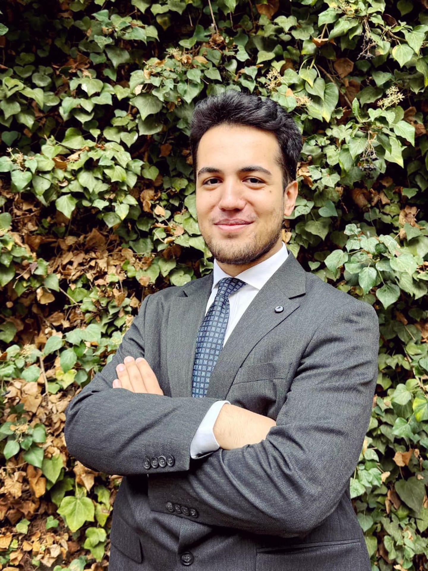 Öğrencilerimize, bugüne dek aldıkları en iyi kariyer tavsiyesini sorduk.

Ali İnceyavuz, Uluslararası İlişkiler Bölümü, 3. Sınıf

Uluslararası İlişkiler Bölümü öğrencisi olarak aldığım en akılda kalan kariyer tavsiyelerinden biri, staj yaptığım yerdeki sorumlumun bana söylediği şu cümleydi: “Durup mükemmel anı bekleme, asıl gelişim adım attıktan sonra başlıyor.” O an çok klişe gibi gelse de zamanla bu sözün benim için ne kadar yol gösterici olduğunu fark ettim.
Bazen ne yapacağımı tam bilmeden, hazır hissetmeden devam etmem gerektiğini, asıl öğrenmenin ve gelişmenin zaten yolda gerçekleştiğini anlattı bana. Geriye dönüp baktığımda, duraksamak yerine küçük de olsa adım atmayı seçtiğim her anın beni bugünkü noktama taşıdığını görüyorum. Bu yüzden artık ilerlerken eksik hissetmekten korkmak yerine, yolda tamamlanmaya odaklanıyorum.

28. Kariyer Fuarı, 17-18 Şubat 2026 tarihlerinde saat 10.00-17.00 saatleri arasında Merkez Spor Salonu’nda gerçekleştirilecek.

#bilkent #bilkentüniversitesi #bilkentuniversity #bilkentliyim #kariyer