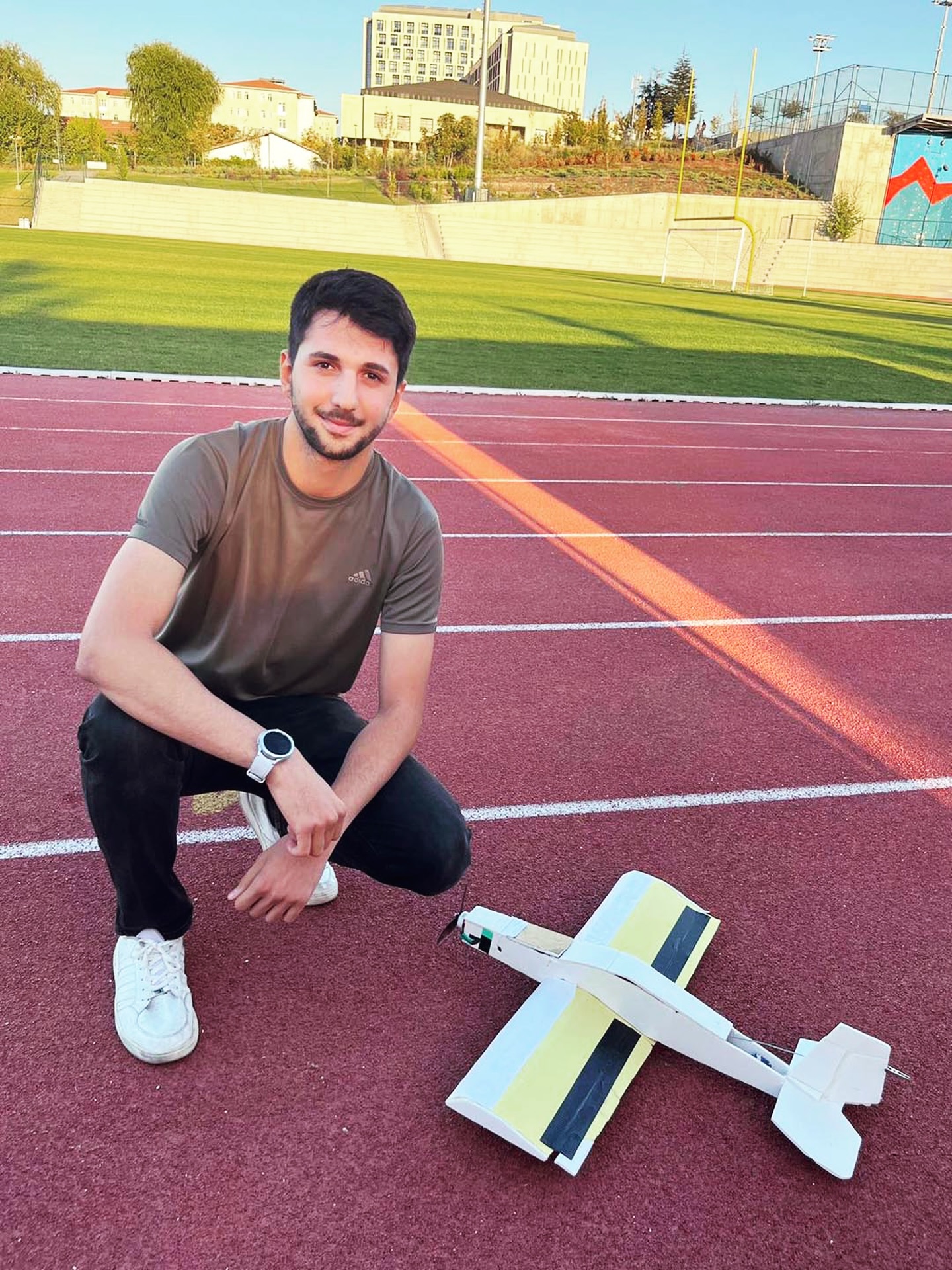 Öğrencilerimize, bugüne dek aldıkları en iyi kariyer tavsiyesini sorduk.

Burkay Tunçtürk, Bilgisayar Mühendisliği Bölümü, 3. Sınıf

Aldığım en değerli tavsiye lisedeki fizik hocamdan, “Hata yapmak, denediğinin; düzeltmek ise öğrendiğinin kanıtıdır.” oldu. Katıldığım yarışmalarda ve projelerde bu bakış açısı bana çok şey kattı. Çünkü hata yapmaktan çekinmek, bazen yeni şeyler denememize engel olabiliyor. Ben de süreç içinde; deneyip yanılmanın, bazen bir şeyleri bozup sonra tamir etmenin bana teorik derslerden çok daha fazlasını öğrettiğini fark ettim. Artık karşılaştığım zorluklara başarısızlık olarak değil, gelişimin bir parçası olarak bakıyorum.

28. Kariyer Fuarı, 17-18 Şubat 2026 tarihlerinde saat 10.00-17.00 saatleri arasında Merkez Spor Salonu’nda gerçekleştirilecek.

#bilkent #bilkentüniversitesi #bilkentuniversity #bilkentliyim #kariyer