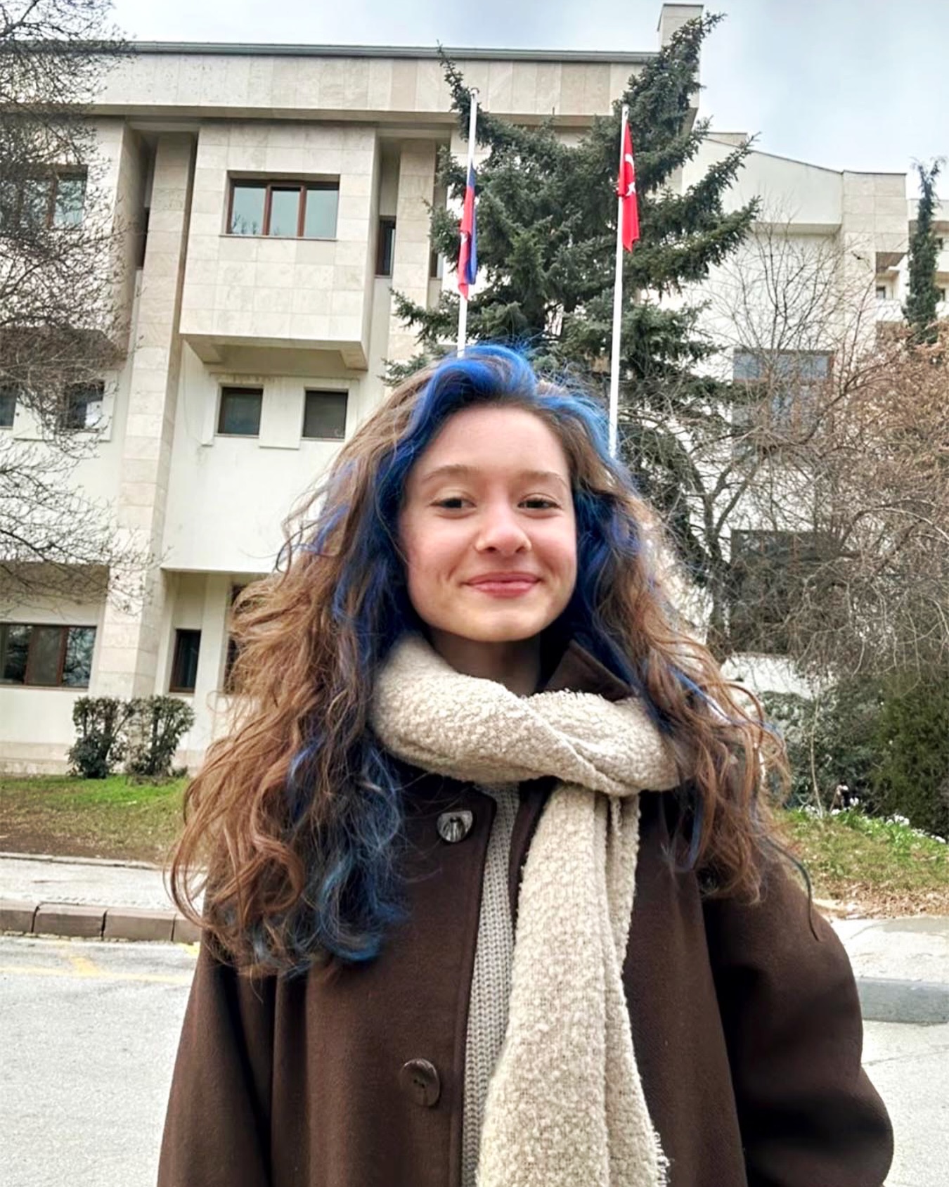 Öğrencilerimize, bugüne dek aldıkları en iyi kariyer tavsiyesini sorduk.

Beril Özten, Endüstri Mühendisliği Bölümü, 3. sınıf

Katıldığım bir sunumda yer alan “Başlamak için hazır olmayı bekleme, hazır olmak başlamakla gelir.” motivasyon sözü beni çok etkiledi. Bu tavsiye bana, kariyer yolunda kimsenin kendini tamamen hazır hissetmediğini ve gelişimin çoğu zaman cesaret edip ilk adımı attıktan sonra başladığını öğretti. Beklemek yerine denemeyi seçtikçe hem kendimi daha iyi tanıdım hem de hangi alanlarda ilerlemek istediğimi daha net gördüm.

28. Kariyer Fuarı, 17-18 Şubat 2026 tarihlerinde saat 10.00-17.00 saatleri arasında Merkez Spor Salonu’nda gerçekleştirilecek.
@bilkentkam 

#bilkent #bilkentüniversitesi #bilkentuniversity #bilkentliyim #kariyer